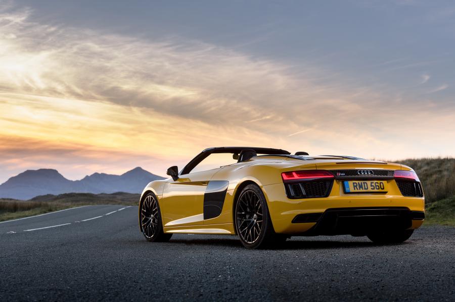  Audi R8 Spyder V10 2016 года  (UK) (фото 23 из 40)